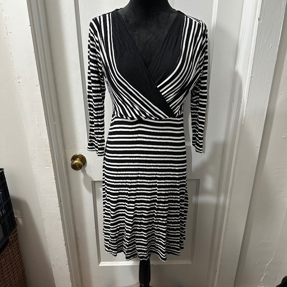 Motherhood Nursing Black and White Long Sleeve Dress in M